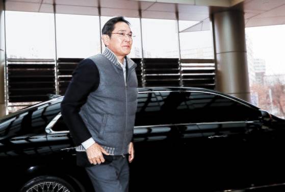 이재용 삼성전자 회장이 지난 2월 6일 오후 김포국제공항을 통해 UAE 수도 아부다비로 출국하고 있다. 뉴스1