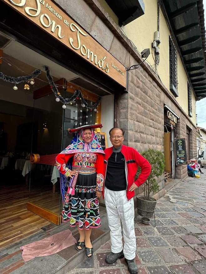 ▲남미 여행 중 식당에서 전통의상을 입은 쿠스코 여인과 포즈를 취한 문병채 씨