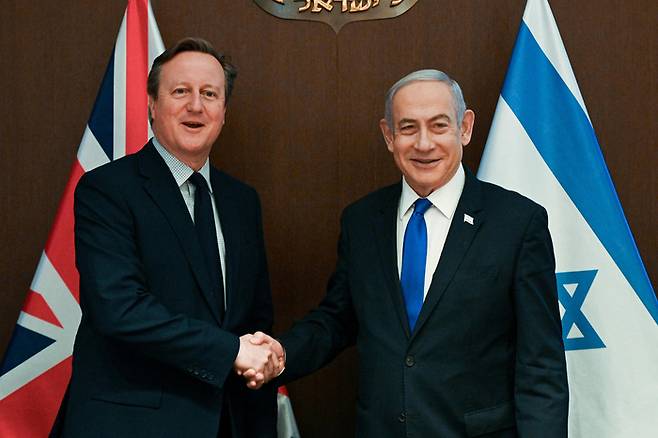 베냐민 네타냐후(오른쪽) 이스라엘 총리가 17일(현지시간) 예루살렘 집무실에서 데이비드 캐머런 영국 외교장관과 악수하고 있다. UPI연합뉴스