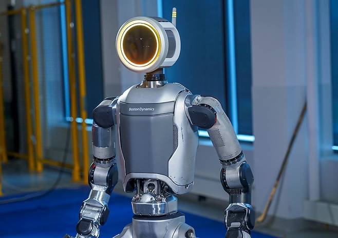 보스턴다이내믹스가 개발한 2족보행 로봇인 ‘아틀라스’. 이번에 공개된 신형 아틀라스는 구형처럼 유압이 아니라 전기의 힘으로 움직여 덩치가 작고 움직임이 빠르다. 진짜 사람처럼 몸통에 머리, 팔·다리가 달렸다. 보스턴다이내믹스 제공