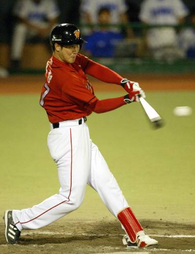The oldest photo in the JoongAng archive shows Choi Jeong hitting a two-run home run with two outs at the top of the eighth inning in a game between the Samsung Lions and SK Wyverns at Daegu Civic Baseball Stadium in 2006. Choi debuted a year earlier in 2005 and passed the 10 home run mark in 2006. He has hit at least 10 home runs every season since then. [JOONGANG ILBO]