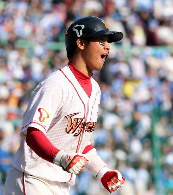 Choi Jeong hits a two-run home run in Game 2 of the 2010 Korean Series between the SK Wyverns and Samsung Lions at Munhak Baseball Stadium in Incheon. SK went on to win the series, the third title of Choi's career. [JOONGANG ILBO]