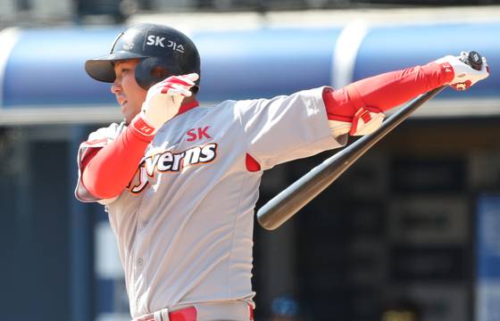 Choi Jeong hits an RBI in a game between the SK Wyverns and NC Dinos at Masan Stadium in Masan, Changwon on March 14, 2018. The Wyverns went on to win the Korean Series that year, the fourth title of Choi's career. [YONHAP]