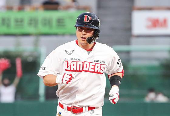 Choi Jeong, now of the SSG Landers after the team changed hands before the 2021 season, rounds the bases after hitting a home run at the bottom of the fourth inning during a game against the Samsung Lions at SSG Landers Field on June 29, 2021. That home run was his 20th of the season, making him the fourth player in KBO history to hit 20 home runs in six straight seasons. [YONHAP]