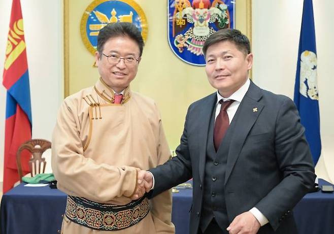 이철우 지사(왼쪽)가 몽골의 전통복을 입고 울란바토르시 냠바타르 시장(오른쪽)과 인사를 나누고 있다. 경북도 제공.