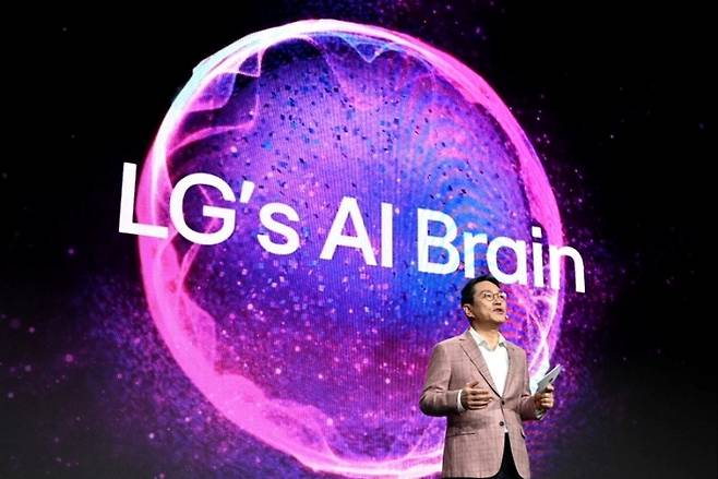 조주완 LG전자 최고경영자가 지난 8일(현지시간) 미국 라스베이거스 만달레이베이 호텔에서 열린 ‘월드 프리미어’에서 LG AI 브레인 개발 계획을 설명하고 있다. [사진 제공=LG전자]