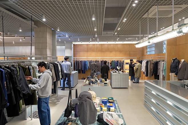 어나더오피스에서 운영하는 편집샵 '스왈로우라운지 성수'에서 쇼핑하는 고객들 모습.