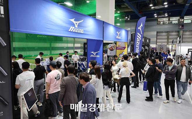 18일 서울 강남구 코엑스에서 열린 2024 매일경제·SBS Golf 골프박람회에서 방문객들이 골프 용품을 살펴보고 있다. 2024.04.18[이충우기자]