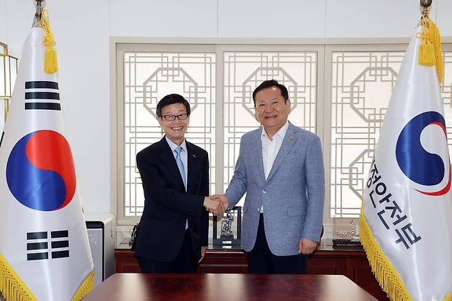 윤진식 한국무역협회 회장이 18일 서울 광화문 정부서울청사에서 이상민 행정안전부 장관과 인사를 나누며 기념사진을 촬영하고 있다.