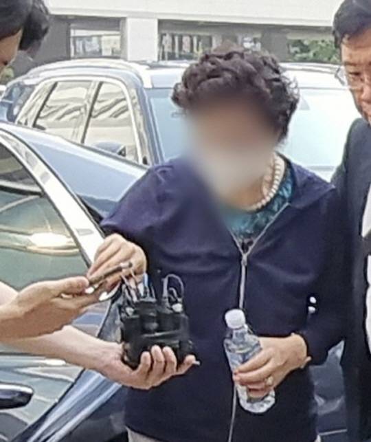 통장 잔고 증명서 위조 혐의로 기소된 윤석열 대통령의 장모 최은순 씨가 지난 2023년 7월 21일 경기 의정부지방법원에서 열린 항소심에서 징역 1년에 법정구속 됐다. 사진은 당일 최 씨가 법원에 출석하는 모습. 뉴시스