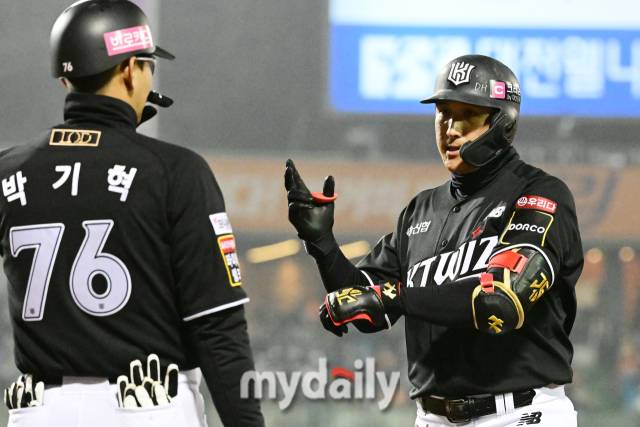 2024년 3월 29일 대전 한화생명이글스파크에서 진행된 '2024 신한 SOL 뱅크 KBO 리그' KT-한화의 경기.KT 황재균이 6회초 류현진을 상대로 동점타를 때린 뒤 기뻐하고 있다./마이데일리 