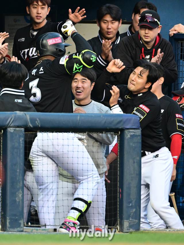 2024년 4월 6일 오후 서울 잠실야구장에서 '2024 신한 SOL Bank KBO리그' KT 위즈와 LG 트윈스의 경기가 열렸다. KT 로하스가 6회초 1사 3루서 투런홈런을 친 뒤 김상수와 세리머니를 하고 있다./마이데일리 