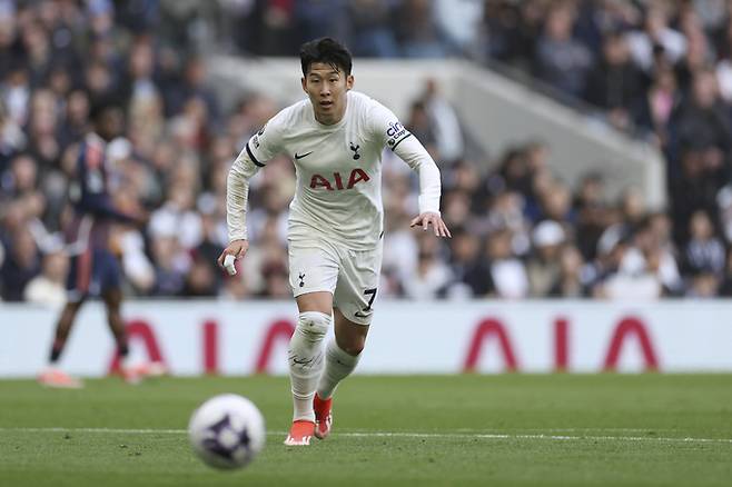 토트넘 홋스퍼의 손흥민이 7일(현지시각) 영국 런던의 토트넘 홋스퍼 스타디움에서 열린 2023~24 잉글랜드 프리미어리그(EPL) 32라운드 노팅엄 포레스트와 경기하고 있다. 손흥민은 후반 7분 미키 판더펜의 결승 골에 도움(9호)을 기록했고 팀은 3-1로 이기며 4위에 올랐다. 런던=AP/뉴시스