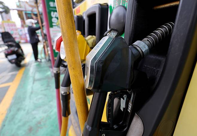 16일 한국은행이 발표한 '2024년 3월 수출입물가지수'에 따르면 올해 3월 기준 수입물가지수(원화 기준 잠정치·2015년 수준 100)는 137.85로 전월보다 0.4% 오르며, 3개월 연속 상승했다. 국제유가 상승 등의 영향이 크게 작용한 것으로 풀이된다. 두바이유는 3월에는 84.18달러로 전월대비 4.1% 상승했다. 사진은 16일 서울의 한 주유소.&nbsp; &nbsp; 뉴시스