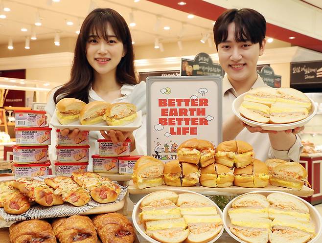 18일 서울 이마트 용산점 블랑제리 매장에서 모델들이 신세계푸드의 대안육 베러미트(Better Meat) 식물성 런천을 활용해 만든 ‘런천 사라다 버거’ 등 다양한 저탄소 베이커리들을 선보이고 있다. 신세계푸드 제공