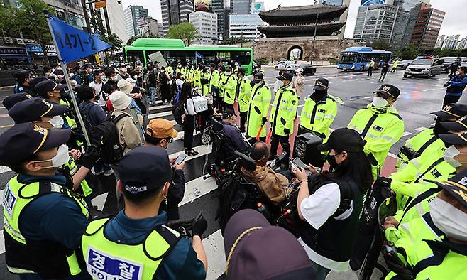 전국장애인차별철폐연대 관계자들이 지난 2022년 6월 15일 서울 중구 숭례문에서 서울시의회까지 '탈시설 조례 제정'을 촉구하며 행진을 하던 중 횡단보도에 멈춰 서 시위를 하고 있다. 연합뉴스