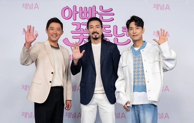 뒤늦게 아빠가 된 안재욱, 신성우, 김원준(왼쪽부터)이 27일 온라인으로 진행된 채널A 새 육아 예능 프로그램 ‘아빠는 꽃중년’ 제작발표회에서 밝은 표정으로 포즈를 취하고 있다. 사진제공｜채널A