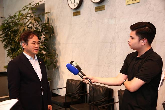 이동환 고양특례시장(왼쪽) VTV 뉴스 인터뷰를 하고 있다. 사진제공 ㅣ고양시
