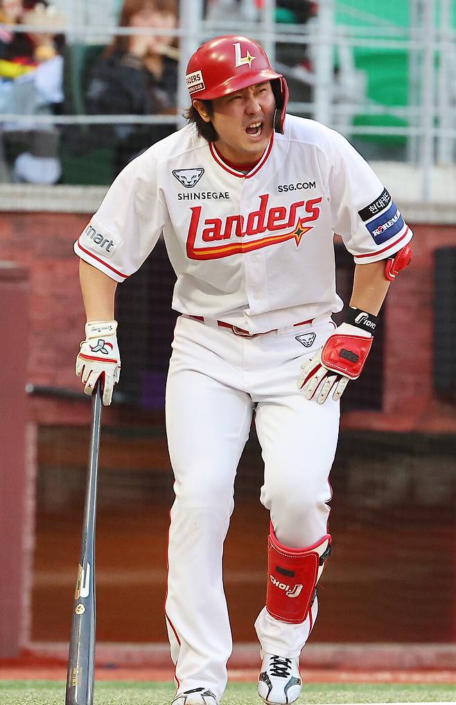 ▲ 김선빈은 “최정 선배가 경기 중간 갈비뼈 미세골절 소견을 받았다고 들었고, 빨리 쾌유를 하길 전하고 싶다”고 말했고 최형우 또한 “경기하는 동안 최정 선수 부상이 걱정됐다. 대기록이 걸려있는 선수인 만큼 팬들의 관심도 높은데 안타깝게 생각한다”며 안타까워했다. ⓒ연합뉴스