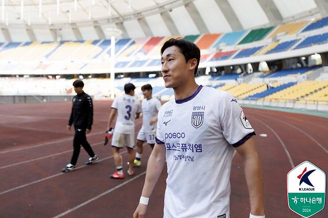 ▲ 한국프로축구연맹은 18일 "경기 중 주심에게 유형력을 행사한 김용환에 대해 K리그 공식경기 출장을 14일간 금하는 활동 정지 조치를 취한다"고 밝혔다. ⓒ 한국프로축구연맹