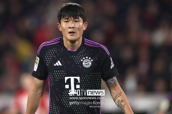 ▲ 김민재가 투입되자마자, 아스날이 프리킥 찬스를 얻어냈다. 곧바로 뮌헨 수비수들은 수비 대형을 갖췄다. 그런데 김민재가 위치 선정에 애를 먹으며 허둥지둥댔다. 이때 다이어가 김민재를 혼내며 자신의 쪽으로 붙을 것을 강력하게 지시했다. 이에 축구 팬들은 흥미롭다는 반응을 보였다. 불과 이번 시즌 직전까지만 해도 다이어가 김민재를 혼내는 그림은 아무도 상상을 하지 못했기 때문이다.