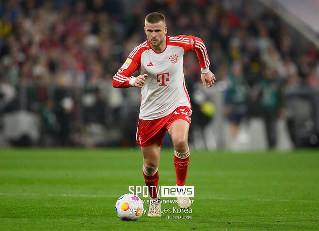 ▲ 김민재가 투입되자마자, 아스날이 프리킥 찬스를 얻어냈다. 곧바로 뮌헨 수비수들은 수비 대형을 갖췄다. 그런데 김민재가 위치 선정에 애를 먹으며 허둥지둥댔다. 이때 다이어가 김민재를 혼내며 자신의 쪽으로 붙을 것을 강력하게 지시했다. 이에 축구 팬들은 흥미롭다는 반응을 보였다. 불과 이번 시즌 직전까지만 해도 다이어가 김민재를 혼내는 그림은 아무도 상상을 하지 못했기 때문이다.