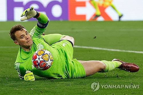 독일 최고 명문 바이에른 뮌헨이 18일 독일 뮌헨 알리안츠 아레나에서 열린 2023-2024 유럽축구연맹 챔피언스리그 8강 2차전 아스널(잉글랜드)과의 홈 경기에서 후반 요수아 키미히의 골에 힘입어 1-0 승리를 챙겼다. 뮌헨은 이날 승리로 1~2차전 합계 1승 1무를 기록하며 준결승에 올라 레알 마드리드와 격돌한다. 이날 뮌헨 수비수 김민재는 보직을 레프트백으로 바꿔 후반 교체투입, 14분을 뛰었다. 사진은 뮌헨의 세계적인 골키퍼 마누엘 노이어가 상대 슈팅을 잡는 모습이다. 연합뉴스