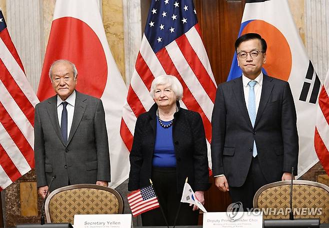 한자리에 선 한ㆍ미ㆍ일 장관 (서울=연합뉴스) G20재무장관회의 및 IMF/WB 춘계회의 참석차 미국 워싱턴을 방문중인 최상목 부총리 겸 기획재정부 장관이 17일(현지시각) 미국 재무부에서 열린 '제1차 한.미.일 재무장관 회의'에 참석, 회의시작에 앞서 재닛 옐런 미국 재무장관, 스즈키 슌이치 일본 재무장관과 함께 기념사진을 찍고 있다. 2024.4.17  [기획재정부 제공. 재판매 및 DB금지] photo@yna.co.kr
