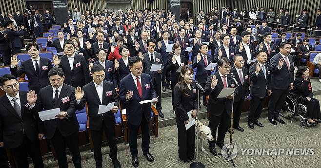 국민의힘-국민의미래 결의문 채택 (서울=연합뉴스) 신준희 기자 = 16일 국회에서 열린 국민의힘과 국민의미래 당선자 총회에서 제22대 국회의원 당선인들이 결의문을 채택하고 있다. 2024.4.16 [공동취재] hama@yna.co.kr