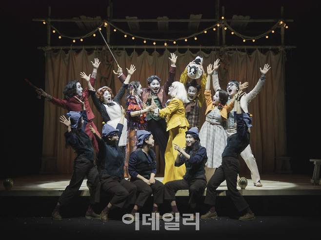 국립극단 연극 ‘스카팽’의 한 장면. 장애인 관객을 위한 접근성 회차 공연으로 수화 통역사들이 배우들과 함께 연기를 하고 있다. (사진=국립극단)