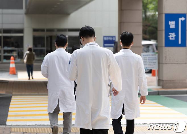 16일 서울 소재의 한 대학병원에서 의료진들이 발걸음을 옮기고 있다. 2024.4.16/뉴스1 ⓒ News1 이재명 기자
