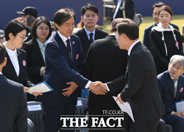 조국 조국혁신당 대표(왼쪽)와 이재명 더불어민주당 대표가 19일 서울 강북구 국립4.19민주묘지에서 열린 ‘제64주년 4.19혁명 기념식’에 참석해 인사하고 있다. 윤석열 대통령은 이날 기념식 공식행사가 시작되기 두 시간 전인 오전 8시에 4.19단체 관계자들만 대동해 민주묘지를 참배했다. /이새롬 기자