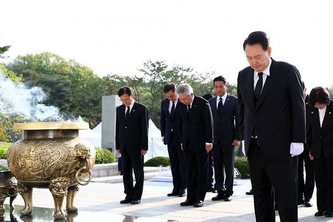 윤석열 대통령이 제64주년 4·19혁명 기념일인 19일 서울 강북구 국립4·19민주묘지 기념탑에서 묵념하고 있다. [이미지출처=연합뉴스]