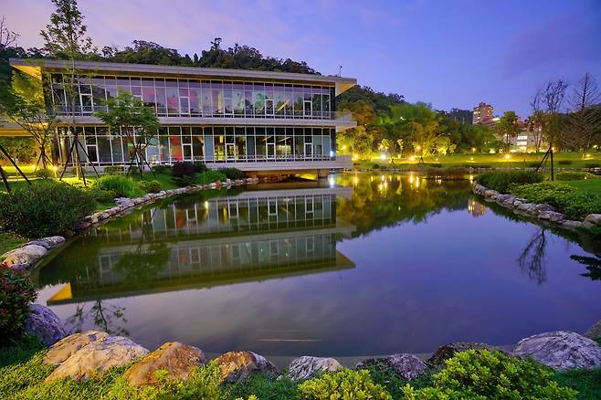 대만의 국립정치대가 캠퍼스 내 연못의 명칭을 정하기 위한 인기 투표에서 뉴진스 멤버 민지의 본명 '김민지'가 압도적 1위를 달리고 있다. 사진은 연못의 모습. /대만 국립정치대 홈페이지