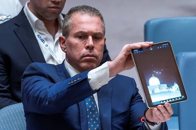 길라드 에르단 유엔 주재 이스라엘 대사가 지난 14일(현지시간) 미국 뉴욕 유엔본부에서 열린 안전보장이사회(안보리) 긴급회의에서 태블릿 PC로 이란의 미사일 공격 화면을 보여주고 있다.ⓒ뉴욕 로이터=연합뉴스