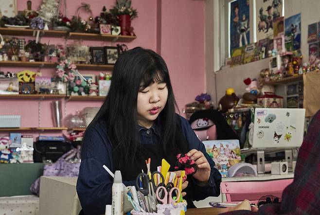 서울 마포구에 있는 공방 메리제이스튜디오의 박정은 대표가 검은 레이스 치마를 입은 곰돌이 모루인형을 보여주고 있다. 스튜디오 어댑터 염서정