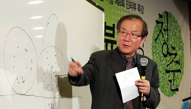 2011년 4월5일 홍세화 당시 ‘르몽드 디플로마티크’ 한국판 편집인이 ‘청춘’을 주제로 열린 한겨레21 창간 17돌 기념 인터뷰 특강(서울시 마포구 서강대 곤자가컨벤션)에서 강의하고 있다. 김경호 선임기자 jijae@hani.co.kr