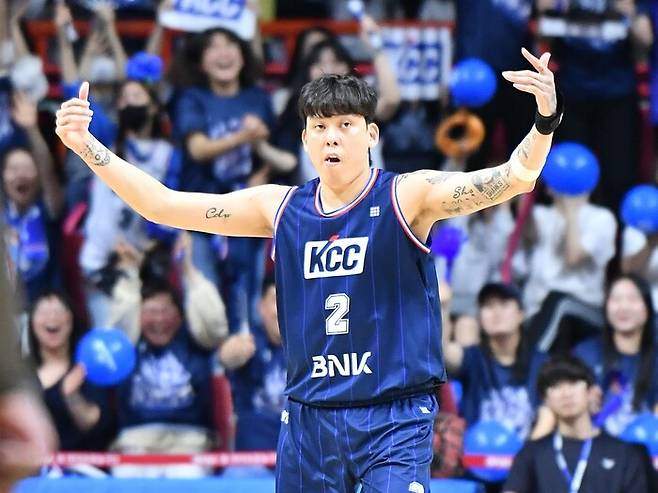 부산 케이씨씨의 최준용이 19일 부산 사직체육관에서 열린 2023∼2024시즌 남자 프로농구 플레이오프 4강 원주 디비와 3차전에서 환호하고 있다. KBL 제공