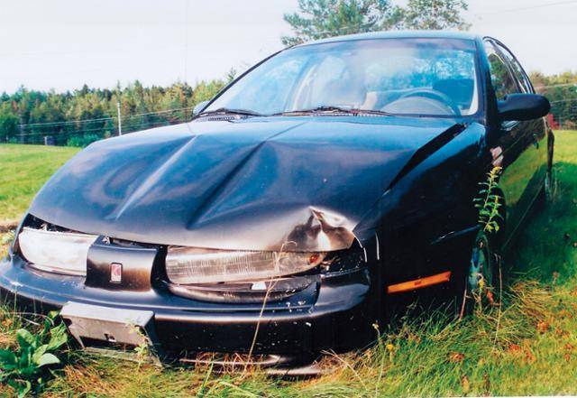 2004년 2월 9일 마우라 머레이가 실종 당일 몰았던 검은색 소형 세단 '새턴'. 눈길에 미끄러져 나무와 충돌한 탓에 왼쪽 헤드라이트, 앞유리 등이 파손돼 있다. 뉴햄프셔수사관연맹 제공