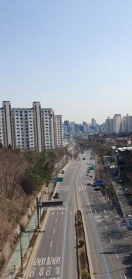 무악재에서 바라본 서대문 풍경. 오른쪽에 서대문독립기념관(구 서대문형무소)이 있다. [사진 김정탁]