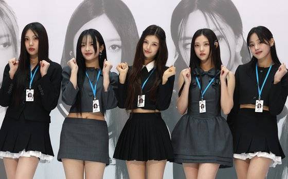 하이브 소속 그룹 뉴진스가 지난달 22일 인천국제공항에서 열린 인천공항본부세관 홍보대사 위촉식에서 파이팅 포즈를 취하고 있다. 연합뉴스