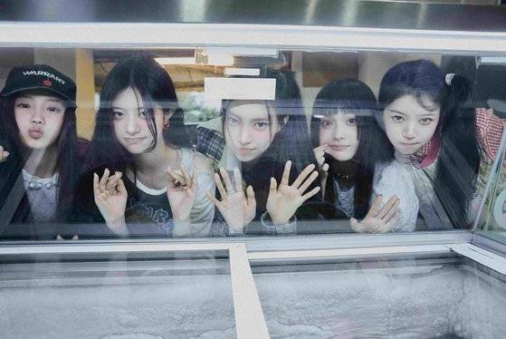 아일릿은 K팝 그룹 최초로 미국 빌보드 '핫100'과 영국 오피셜 싱글 '톱100'에 데뷔곡으로 이름을 올렸다. 사진 빌리프랩