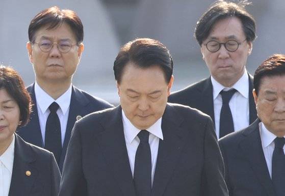 윤석열 대통령이 제64주년 4.19혁명 기념일을 맞아 서울 강북구 국립 4.19 민주묘지를 찾아 참배하기 위해 입장하고 있다. 뒷편 왼쪽이 이관섭 비서실장, 오른쪽이 장호진 국가안보 실장. 대통령실사진기자단