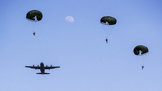 한미 특전대원들이 지난 18일 경기 평택시 오산비행장에서 열린 연합공중침투훈련에서 강하를 실시하고 있다.사진 육군 제공