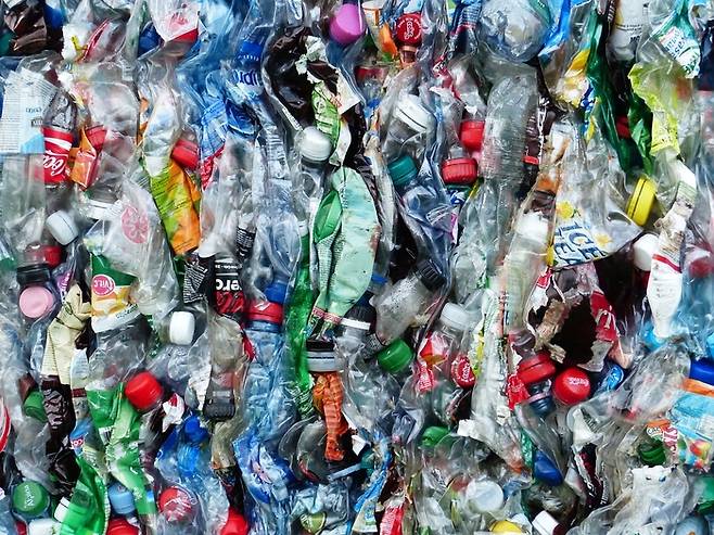 ‘웨이스트 랜드’의 저자는 보통 사람들의 생각보다 플라스틱의 재활용률이 훨씬 낮다고 지적한다. 업체들은 실제 재활용되는 비율이 아니라 재활용 시설로 들어간 폐기물의 양을 기준으로 재활용률을 산출하곤 한다.