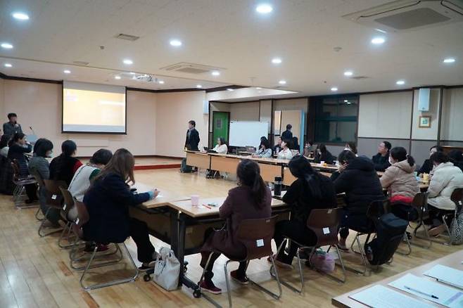 A biomonitoring citizen forum is held at the Yeosu Youth Training Center in Yeosu, South Jeolla Province, on Dec. 7, last year. Courtesy of the Korea Institute of Labor, Environment and Health