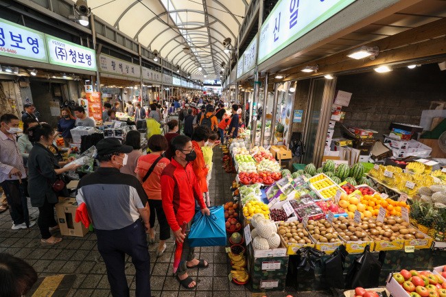 Shoppers at Gyeongdong Market in Seoul, South Korea. By Joonheon Lee