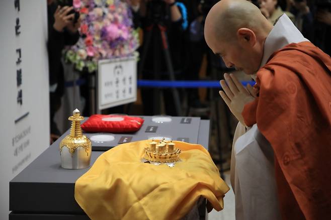 A ceremony takes place to receive the remains of Buddhas at the Memorial Hall of Korean Buddhism History and Culture in Seoul on Friday. (Jogye Order of Korean Buddhism)
