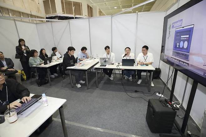 KT DS 관계자들이 17일 ‘2024 월드IT쇼’에서 앤트봇과 API 통합관제 솔루션 비스트에 대해 설명하고 있다. KT DS