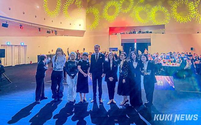 행사에 참여한 관계자들이 내빈들과 함께 기념사진을 촬영하고 있다. 사진=심하연 기자